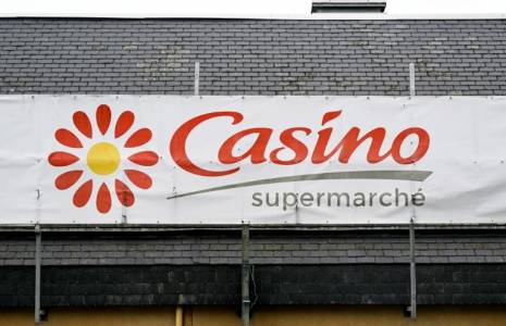Le distributeur Casino, qui a changé de mains fin mars, prévoit de réduire ses effectifs de 1.300 à 3.200 postes mais confirme son ancrage stéphanois ( AFP / Damien MEYER )