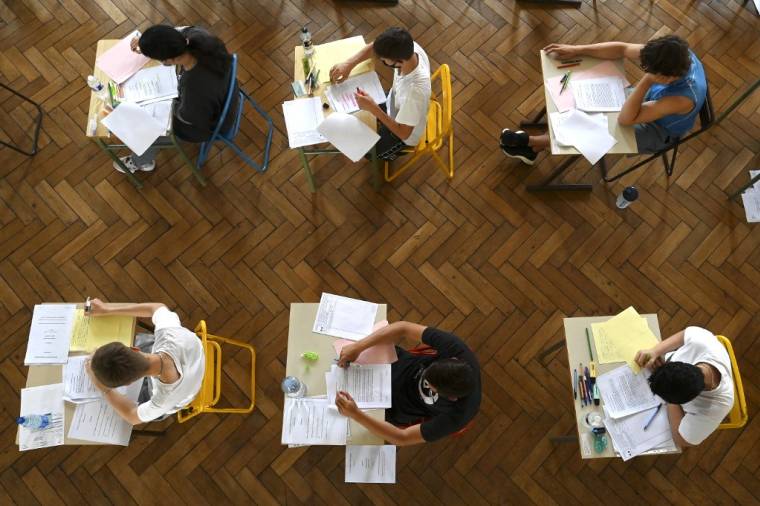 Les étudiants devront composer en présentiel lors des examens, malgré la vague épidémique que connaît la France. ( AFP / FREDERICK FLORIN )