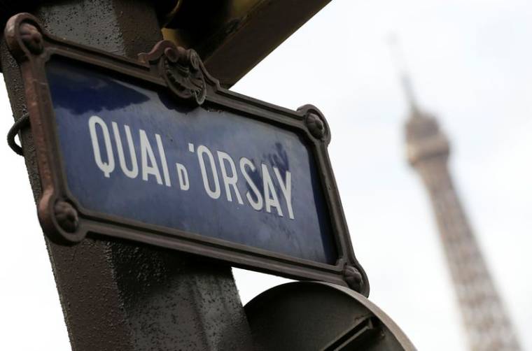 Une plaque de rue indiquant 'Quai d'Orsay' est vue près de la Tour Eiffel à Paris