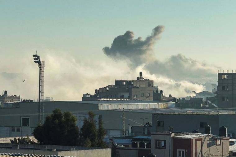 De la fumée s'élève après des frappes israéliennes à Khan Younis