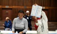 Dépouillement des bulletins de vote à Durban, le 29 mai 2024 en Afrique du Sud ( AFP / GIANLUIGI GUERCIA )