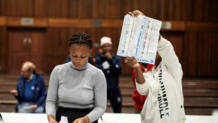 Dépouillement des bulletins de vote à Durban, le 29 mai 2024 en Afrique du Sud ( AFP / GIANLUIGI GUERCIA )