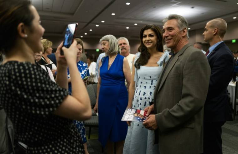 Casey DeSantis (centre), épouse du gouverneur de Floride Ron DeSantis, pose pour une photo à Cedar Rapids, dans l'Iowa, le 13 mai 2023 ( GETTY IMAGES NORTH AMERICA / Stephen Maturen )
