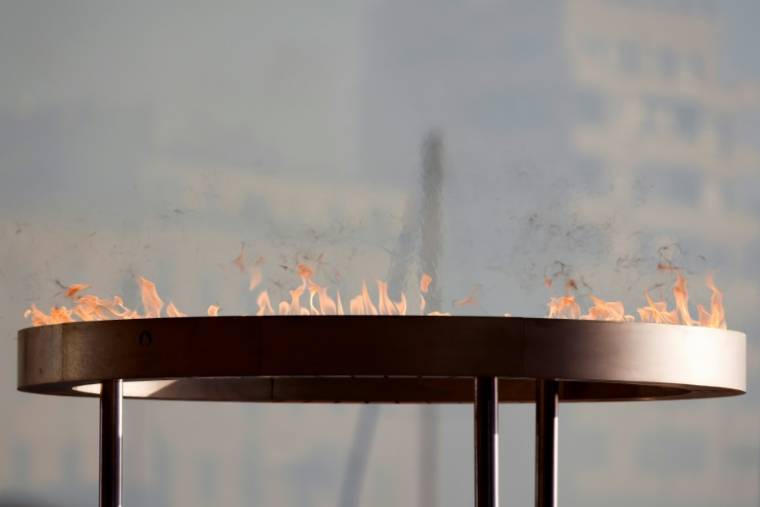 Le premier chaudron de la flamme olympique embrasé sur le Vieux-Port de Marseille, le 8 mai 2024 ( POOL / Ludovic MARIN )