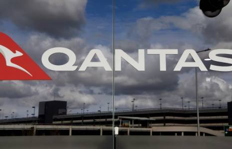 La compagnie aérienne australienne Qantas devrait payer une amende de 66 millions de dollars et 13 millions de dollars d'indemnisation à des passagers victimes du scandale des "vols fantômes", annulés ou mal reprogrammés ( AFP / William WEST )