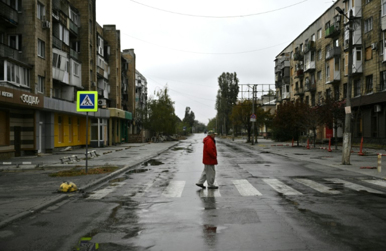 Un habitant traverse une rue déserte, à Pokrovsk, dans la région de Donetsk, en Ukraine, le 20 octobre 2024 ( AFP / Genya SAVILOV )