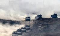 Des véhicules blindés israéliens reviennent du territoire palestinien, à la frontière sud d'Israël avec la bande de Gaza, le 17 avril 2024 ( AFP / JACK GUEZ )