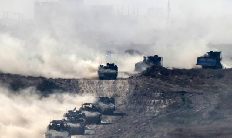 Des véhicules blindés israéliens reviennent du territoire palestinien, à la frontière sud d'Israël avec la bande de Gaza, le 17 avril 2024 ( AFP / JACK GUEZ )