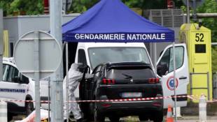 Un médecin légiste sur le site d'une attaque à la voiture bélier contre un fourgon pénitentiaire, au péage routier à Incarville, dans l'Eure, le 14 mai 2024 ( AFP / ALAIN JOCARD )