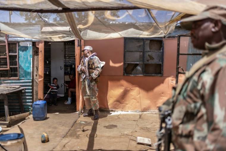 Raid de soldats sud-africains dans un bidonville près de Kagiso, le 14 décembre 2023 ( AFP / Roberta Ciuccio )
