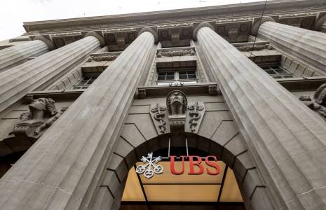 Le logo de la banque suisse UBS est visible à Zurich
