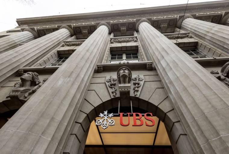 Le logo de la banque suisse UBS est visible à Zurich