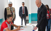 Le président tunisien sortant Kais Saied trempant son doigt dans l'encre après avoir voté dans un bureau de vote à Tunis, le 6 octobre 2024 ( Tunisian Presidency / - )