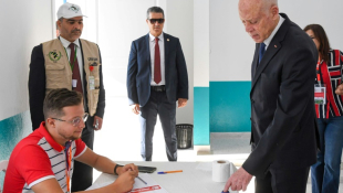 Le président tunisien sortant Kais Saied trempant son doigt dans l'encre après avoir voté dans un bureau de vote à Tunis, le 6 octobre 2024 ( Tunisian Presidency / - )