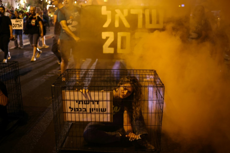 Des personnes manifestent devant le siège du parti Likoud à Tel-Aviv, appelant le gouvernement à démissionner israélien, le 10 août 2024 ( AFP / Oren ZIV )