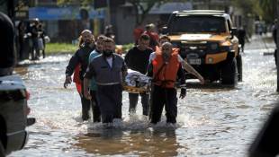 Une habitante est transportée sur une civière après avoir été évacuée du quartier de Sarandi inondé, le 5 mai 2024 à Porto Alegre, dans l'Etat du Rio Grande do Sul, au Brésil ( AFP / Anselmo Cunha )