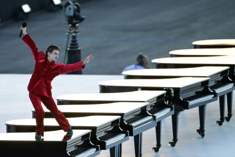 L'artiste Christine and The Queens lors de la cérémonie d'ouverture des Jeux paralympiques de Paris-2024, place de la Concorde à Paris, le 28 août 2024  ( AFP / Bertrand GUAY )