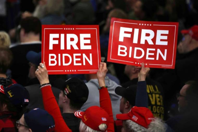 Des pancartes "Fire Biden" lors du discours de Donald Trump à Green Bay, Wisconsin, Etats-Unis, le 2 avril 2024 ( AFP / Alex Wroblewski )