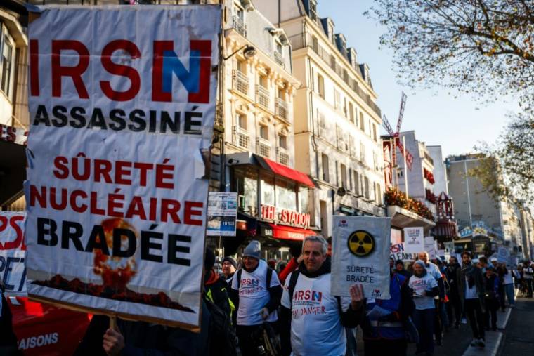 Des membres de l'Institut de radioprotection et de sûreté nucléaire (IRSN) manifestent contre le projet de réforme de la sûreté du nucléaire, le 20 décembre 2023 à Paris ( AFP / Dimitar DILKOFF )