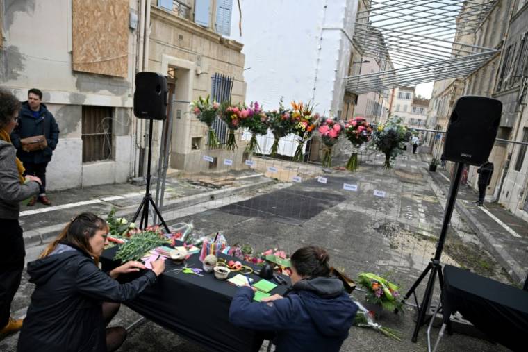 Des gens laissent des messages lors d'une cérémonie commémorative marquant le premier anniversaire de l'effondrement d'un immeuble dans la rue Tivoli à Marseille, le 9 avril 2024 ( AFP / Nicolas TUCAT )