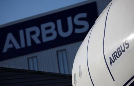 Photo du logo d'Airbus à l'extérieur de l'usine Airbus de Saint-Nazaire
