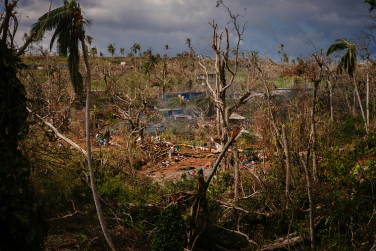 Un bidonville près du village de Barakani, à Mayotte, après le passage du cyclone Chido sur l'archipel, le 21 décembre 2024 ( AFP / DIMITAR DILKOFF )