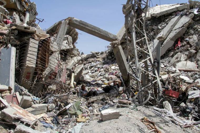 Les décombres d'un immeuble résidentiel détruit par des frappes israéliennes dans le nord de la bande de Gaza