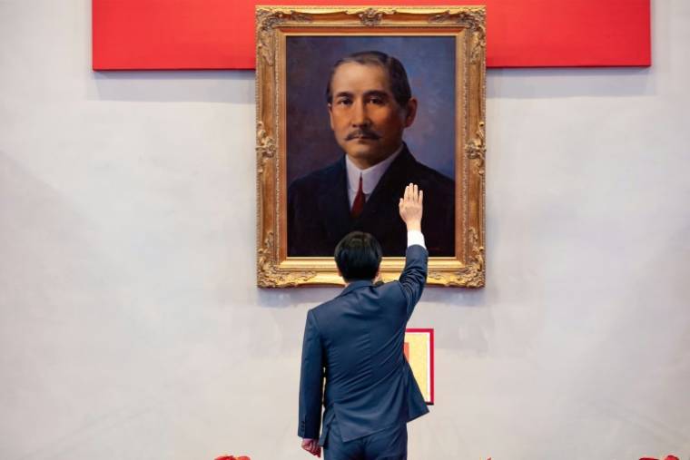 Le président élu Lai Ching-te prête serment devant un portrait du fondateur de Taïwan, Sun Yat-sen, lors de son investiture, le 20 mai 2024 à Taipei ( Bureau de la présidence taïwanaise / Handout )