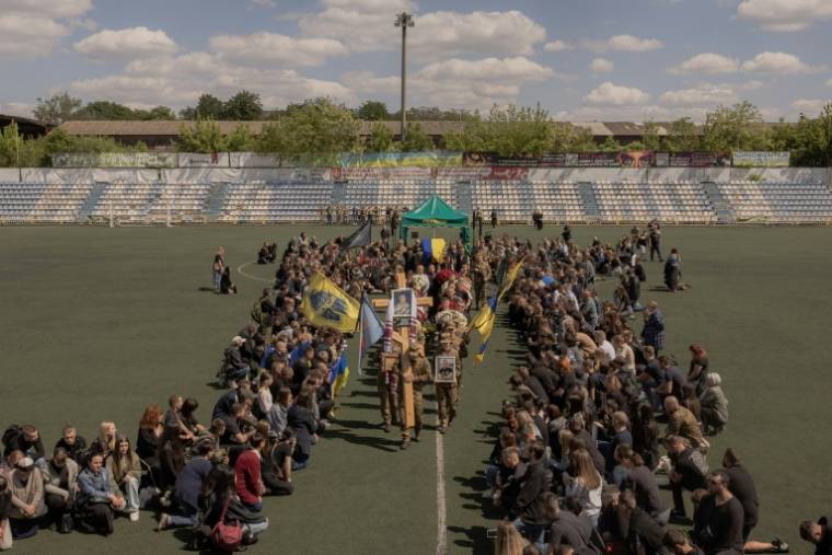 Des gens rendent hommage au soldat ukrainien Nazary Gryntsevych lors de ses funérailles à Vinnytsia, en Ukraine, le 10 mai 2024 ( AFP / Roman PILIPEY )