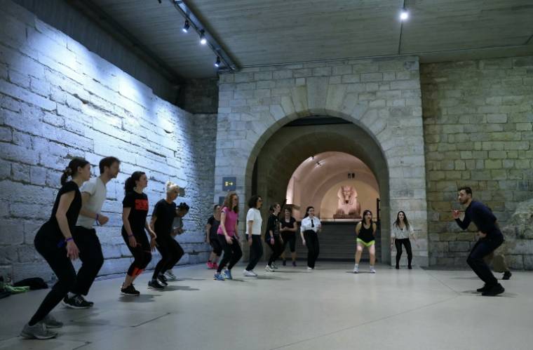 "Les visites sportives" au Louvre par l'artiste et chorégraphe Mehdi Kerkouche au musée du Louvre le 23 avril 2024 ( AFP / Thomas SAMSON )