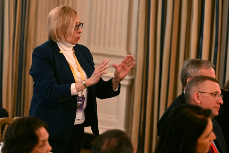 La gouverneure du Maine Janet Mills lors d'un échange avec Donald Trump à Washington le 21 février 2025  ( AFP / Jim WATSON )