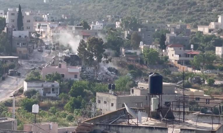 Cisjordanie: fumée et coups de feu lors d'un raid des forces israéliennes