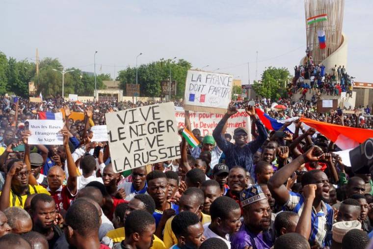 Des manifestants se rassemblent pour soutenir les soldats putschistes à Niamey, la capitale du Nige