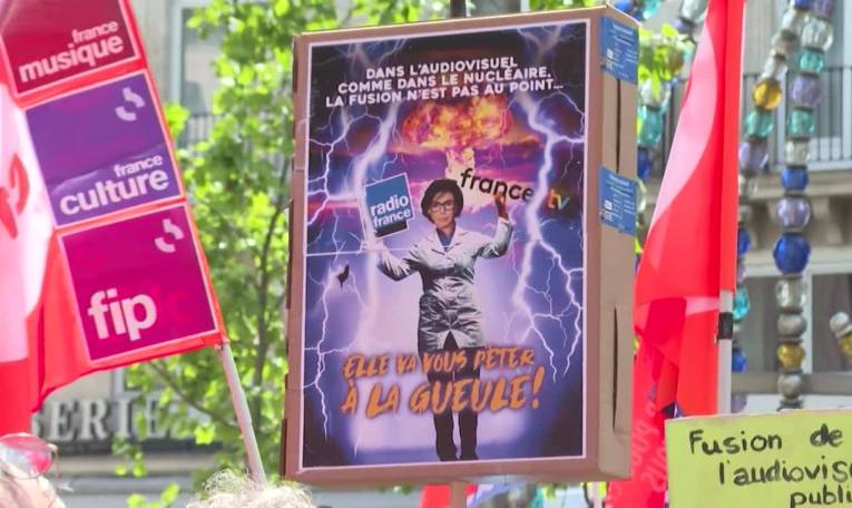 Fusion de l'audiovisuel public en France: plusieurs centaines de manifestants à Paris