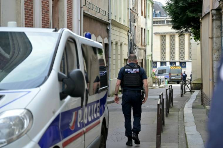 Des policiers devant la synagogue de Rouen, le 17 mai 2024 ( AFP / Lou Benoist )
