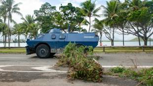 Un véhicule blindé de la gendarmerie passe sur la Promenade Pierre Vernier, à Nouméa, le 15 mai 2024 ( AFP / Delphine Mayeur )