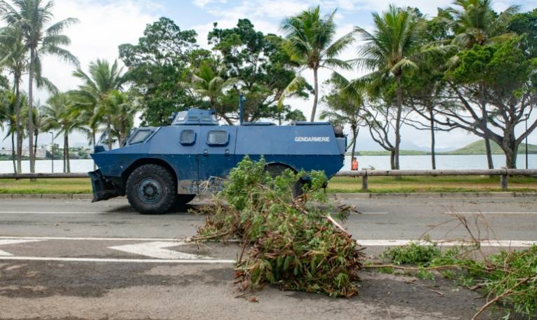 Un véhicule blindé de la gendarmerie passe sur la Promenade Pierre Vernier, à Nouméa, le 15 mai 2024 ( AFP / Delphine Mayeur )