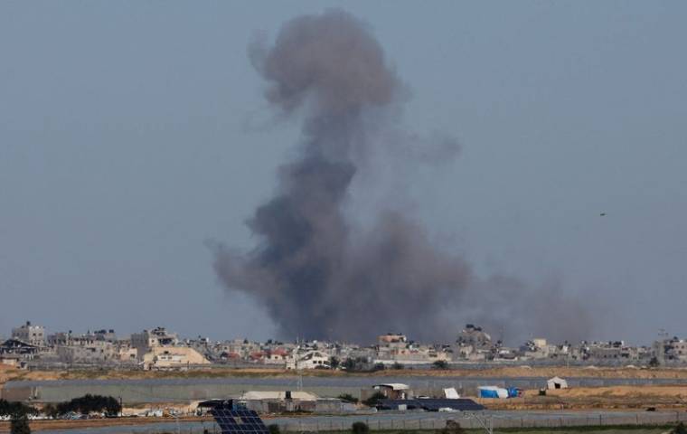 De la fumée s'élève lors d'une opération terrestre israélienne à Khan Younis