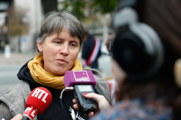 La porte-parole du syndicat Confédération paysanne, Laurence Marandola, répond aux journalistes lors d'un rassemblement contre l'accord UE-Mercosur à Paris, le 13 novembre 2024 ( AFP / Grégoire CAMPIONE )