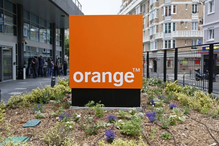 Le logo de l'opérateur télécoms français Orange à Paris