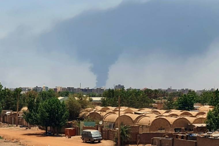 De la fumée au-dessus de Khartoum pendant des combats entre l'armée et les paramilitaires, le 10 mai 2023 au Soudan ( AFP / - )