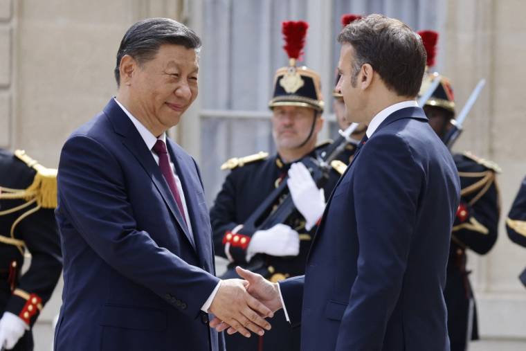 Xi Jinping et Emmanuel Macron, à l'Elysée, lundi 6 mai ( AFP / LUDOVIC MARIN )