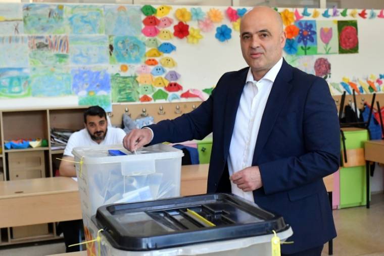 L'ancien Premier ministre et chef du SDSM Dimitar Kovacevski vote au deuxième tour de la présidentielle et aux législatives, le 8 mai 2024 à Skopje, en Macédoine du Nord ( AFP / Robert ATANASOVSKI )