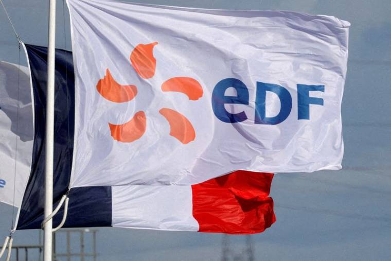 Un drapeau avec le logo d'Électricité de France (EDF) et un drapeau français près de la centrale EDF de Bouchain