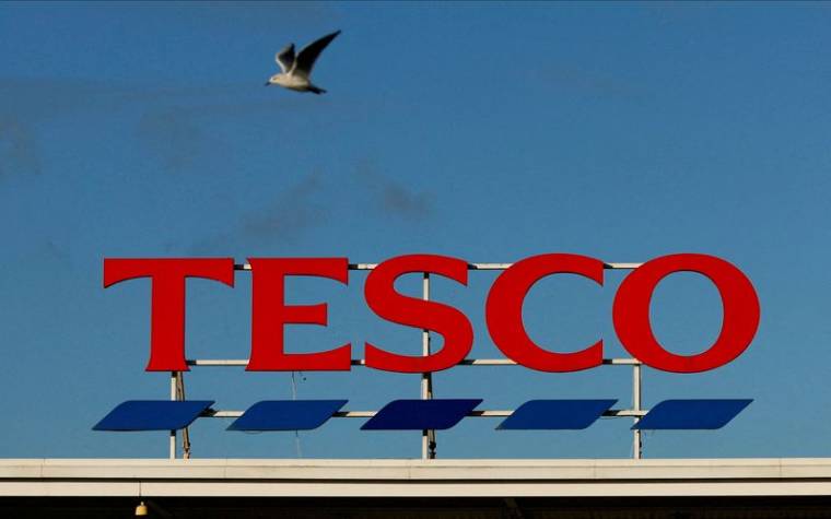 Photo du logo de Tesco sur un magasin à Warrington