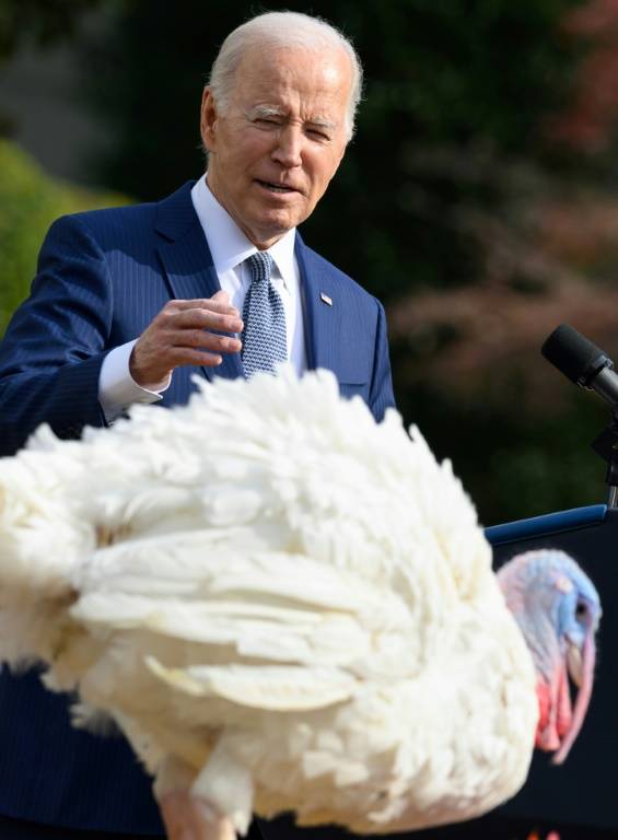 Le président américain Joe Biden le 20 novembre 2023 à la Maison Blanche, où il a comme le veut la tradition accordé sa grâce à deux dindes de Thanksgiving ( AFP / Mandel NGAN )