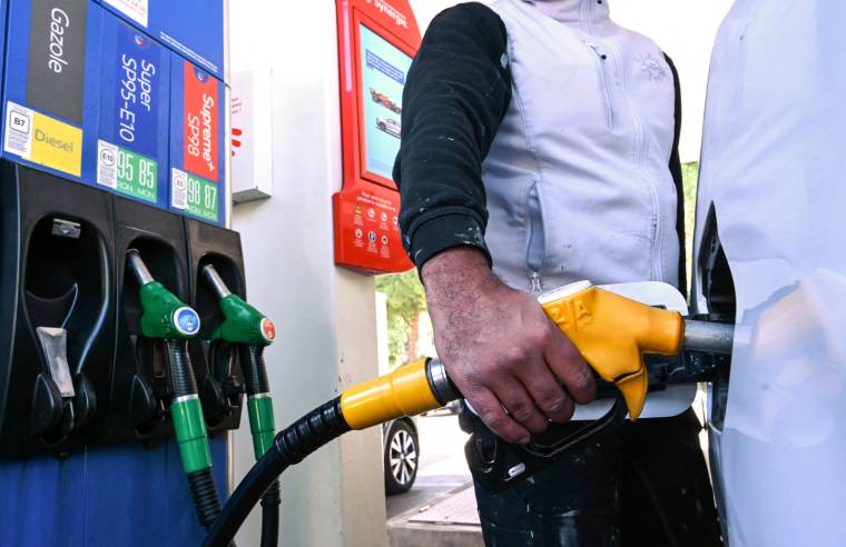 Le prix du litre de gazole était, en moyenne, de 1,5566 euro vendredi 29 octobre, en hausse de 4 centimes par rapport à la semaine précédente. ( AFP / PASCAL GUYOT )