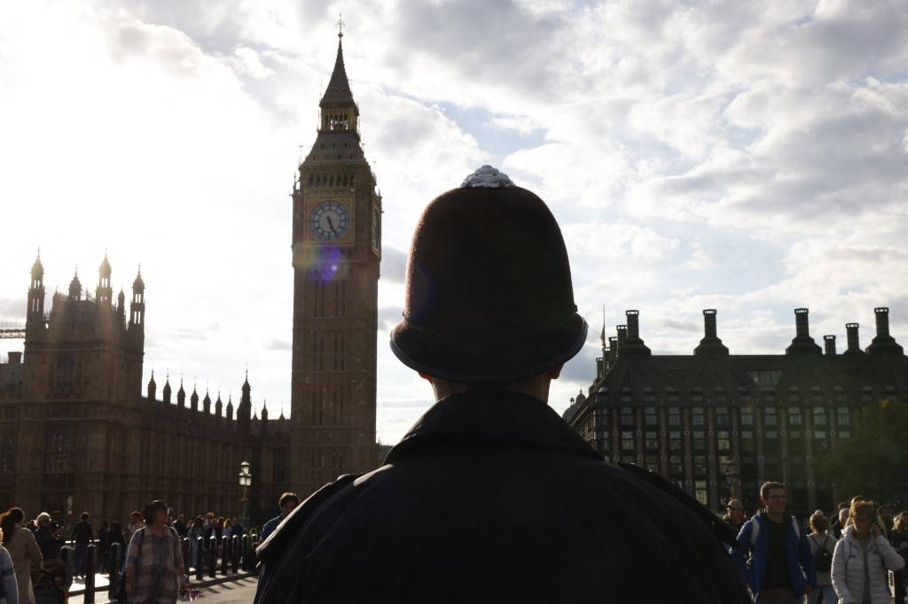 Un policier britannique devant Big Ben, à Londres. ( AFP / ODD ANDERSEN )
