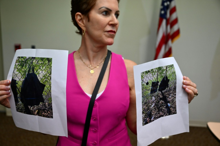 Des photos de preuves trouvées sur la clôture du terrain de golf de l'ancien président américain Donald Trump, lors d'une conférence de presse à West Palm Beach, le 15 septembre 2024 en Floride ( AFP / CHANDAN KHANNA )