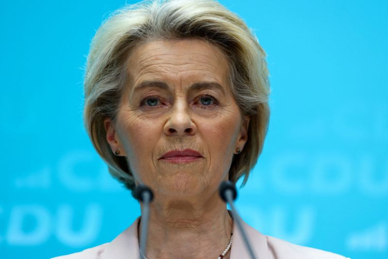 FILE PHOTO: La présidente de la Commission européenne, Ursula von der Leyen, participe à une conférence de presse à Berlin,